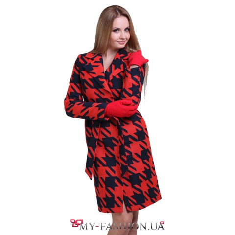 Красное женское пальто в гусиную лапку