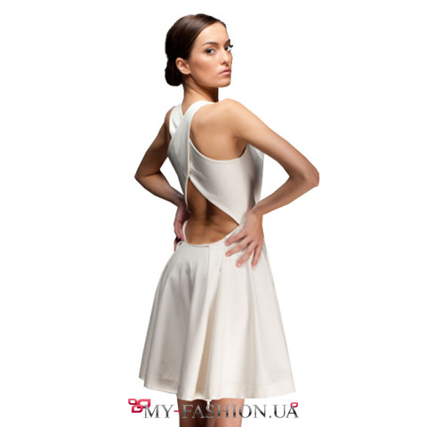 Короткое летнее платье с открытой спинкой