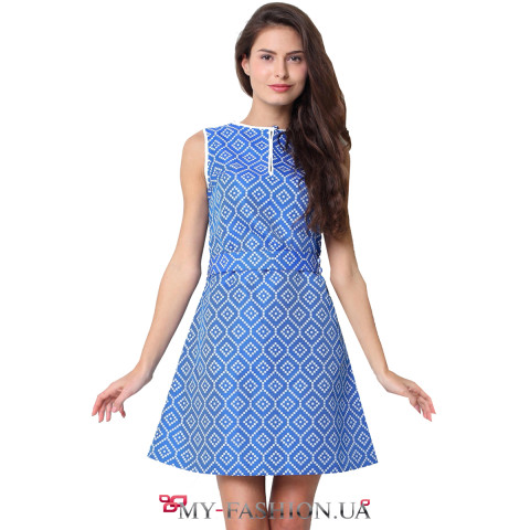 Голубое летнее платье с геометрическим узором