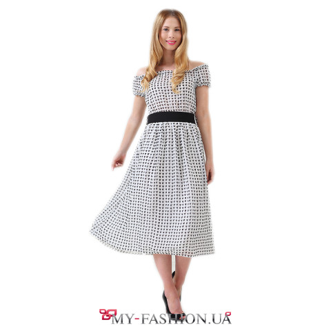 Летнее платье свободного кроя с чёрным поясом Летнее платье свободного кроя с чёрным поясом