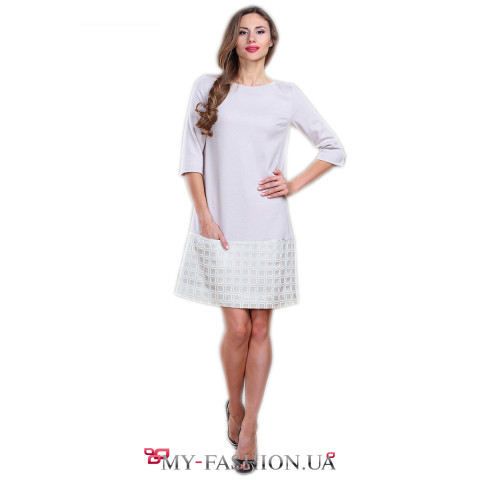 Белое платье прямого кроя с карманами