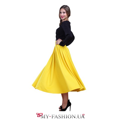 Ярко-жёлтая трикотажная юбка средней длины