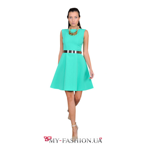 Платье зелёного цвета с расклешённой юбкой