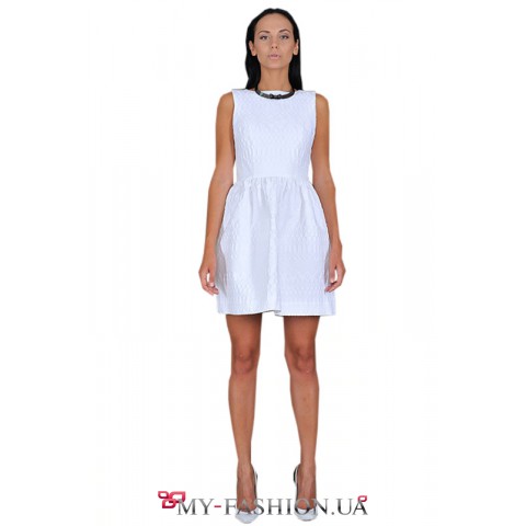 Короткое белое платье с открытой спиной и пышной юбкой