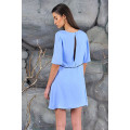 Короткое платье голубого цвета с открытой спинкой