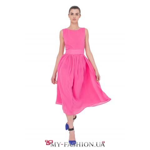 Розовое платье из лёгкого шифона средней длины