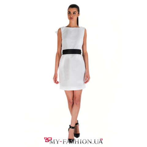 Очаровательное платье с широким чёрным поясом