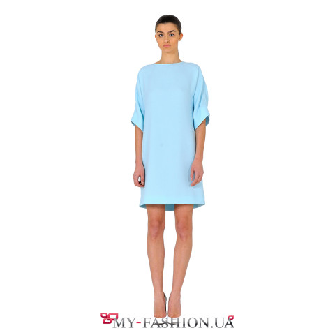Свободное платье небесно-голубого цвета