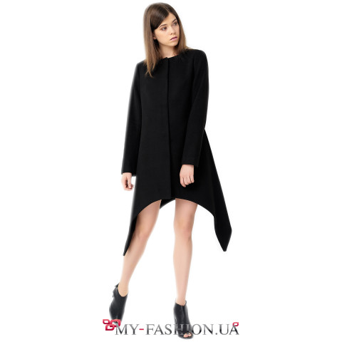 Эффектное чёрное пальто необычного кроя
