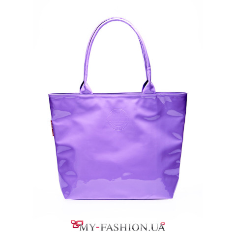 Стильная сиреневая лаковая сумка