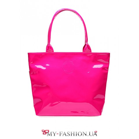 Лаковая сумка ярко-розового цвета