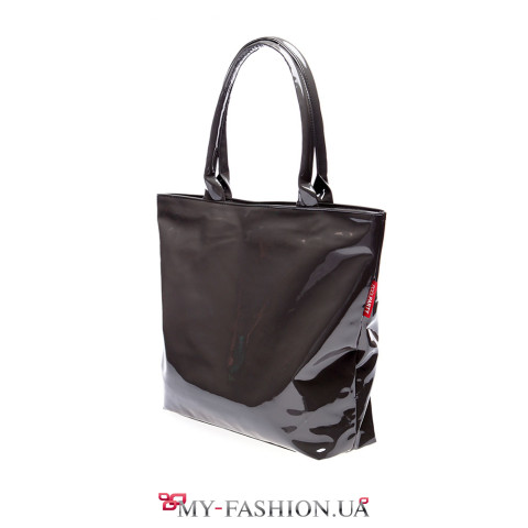 Коричневая лаковая сумка с мягкими ручками