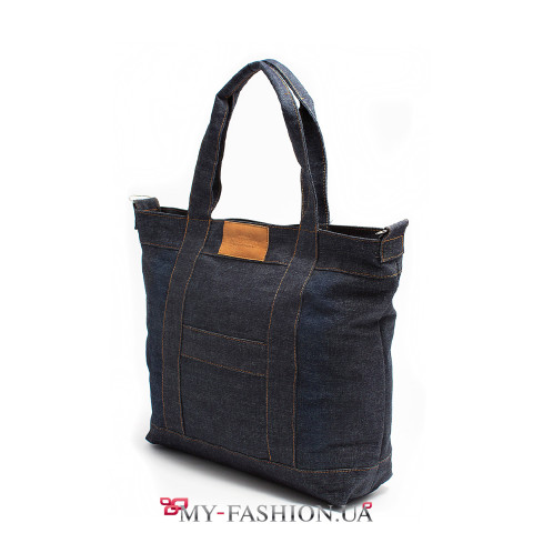 Удобная и вместительная синяя джинсовая сумка