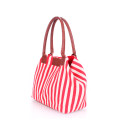 Полосатая красно-белая пляжная сумка