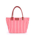 Полосатая красно-белая пляжная сумка