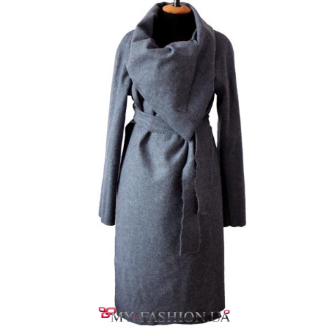 Пальто изготовлено из серо-голубой шерсти, без застёжек