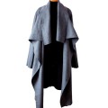 Пальто изготовлено из серо-голубой шерсти, без застёжек