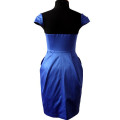 Синее стрейч- атласное платье с женственно подчеркнутой