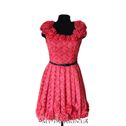 Платье с пышной юбкой из красного гипюра