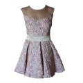 Розовое короткое платье с рельефными цветами