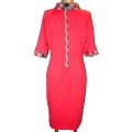 Красное трикотажное платье с молнией на спинке