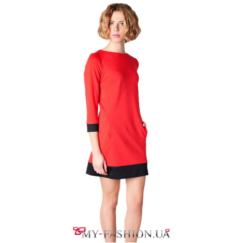 Красное платье приталенного силуэта с окантовкой