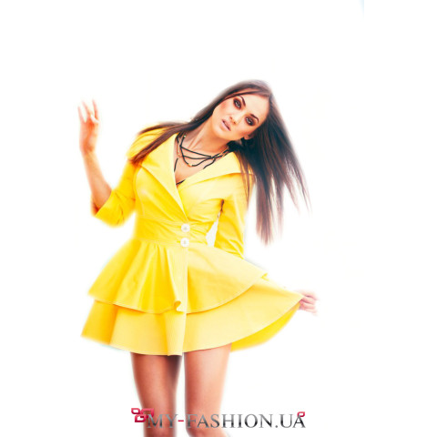 Яркий плащик с милыми оборками