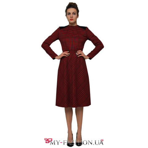 Шерстяное платье в клетку с накладками на плечах