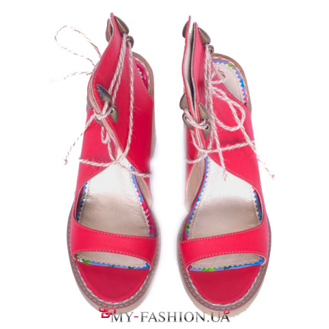 Красные кожаные босоножки на каблуке