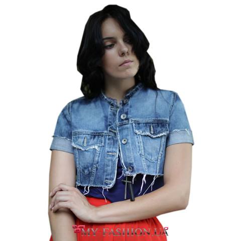 Стильная джинсовая куртка укороченной модели