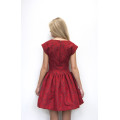 Короткое красное платье из плотной ткани