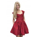 Короткое красное платье из плотной ткани