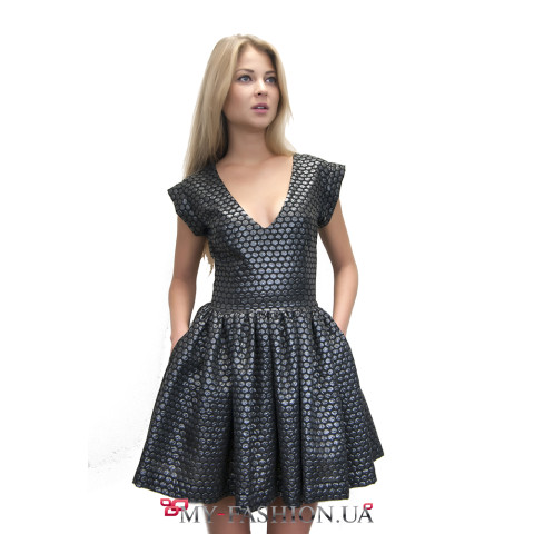 Короткое платье с принтом в горошек